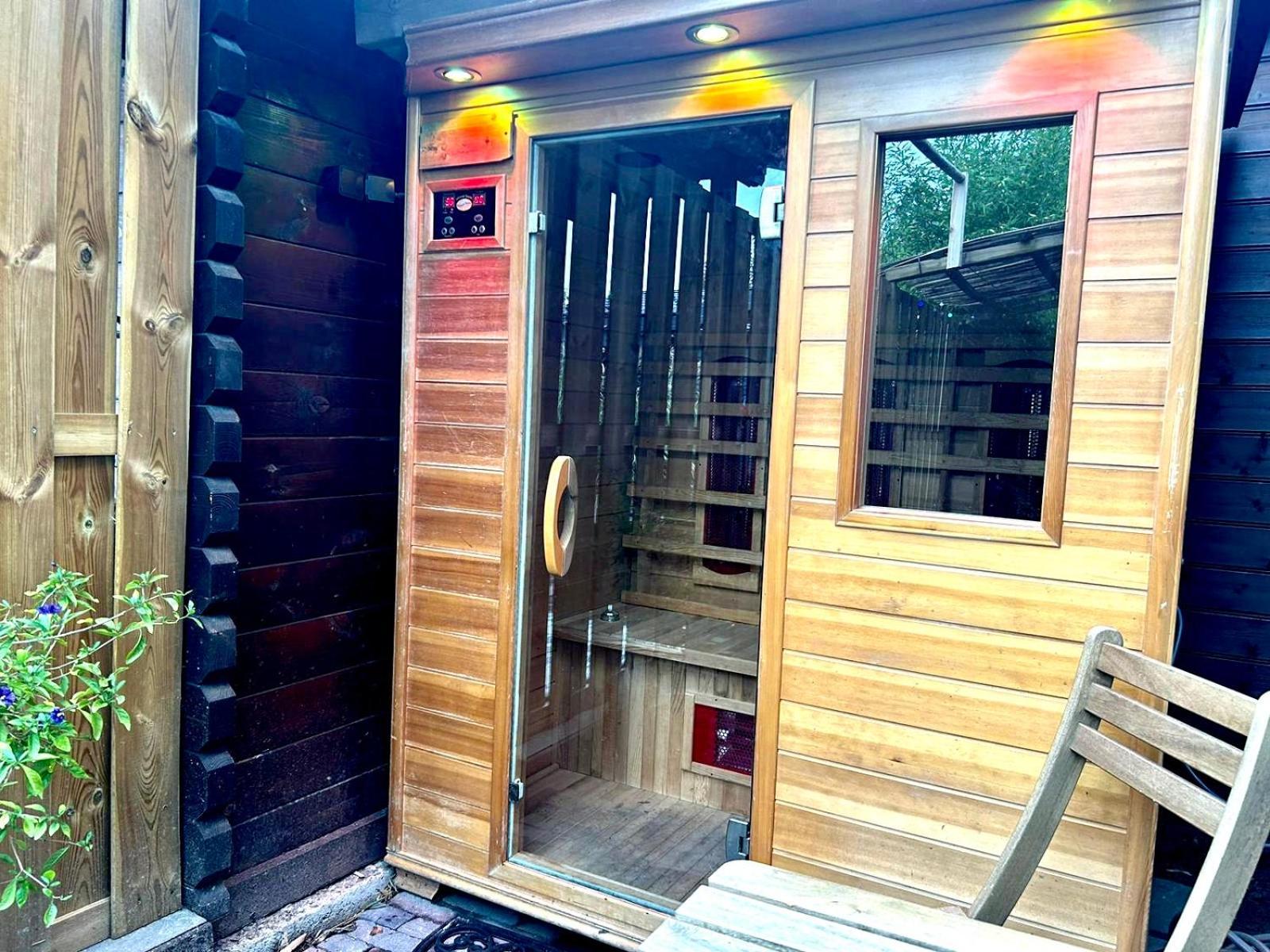 Jungle Style Lodge With Jacuzzi ,Sauna And Garden Near Amsterdam Vijfhuizen Exteriör bild